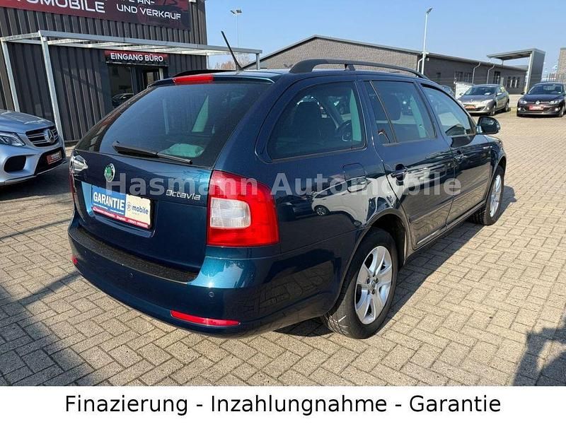 Gebraucht Skoda Octavia Ambition 105 PS (77 kW) 2012 Blau Kombi
