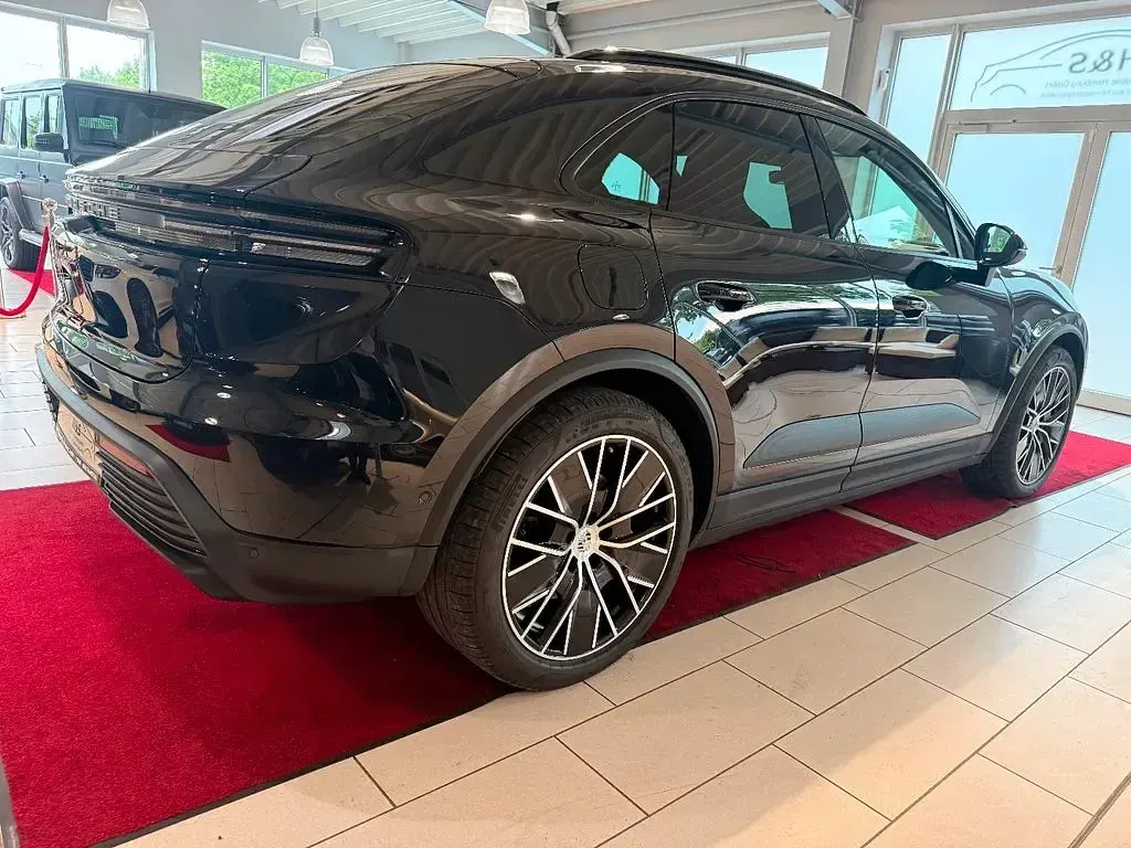 Gebraucht Porsche Macan 4 Electric 300 kW (408 PS) 2025 Tiefschwarz SUV