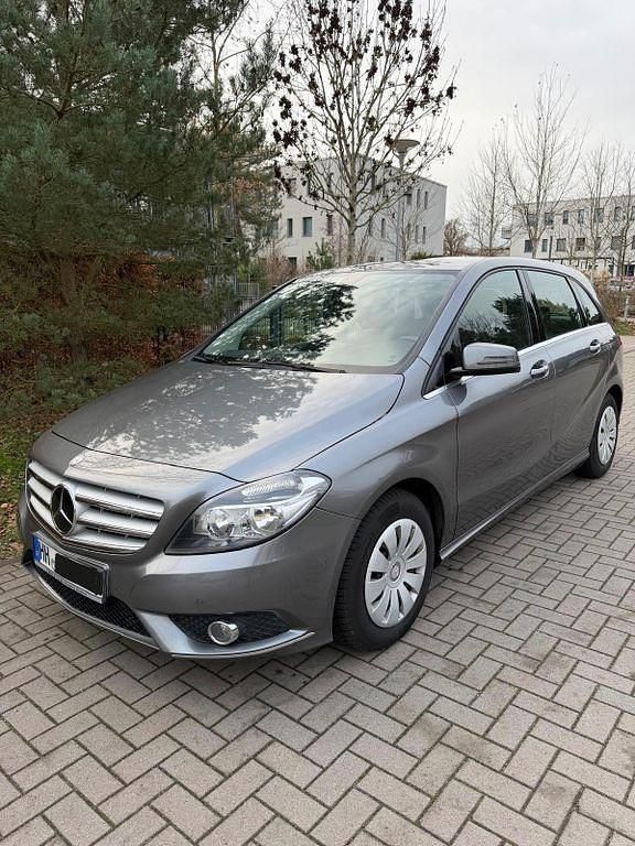 Schwarz Gebraucht 2013 Mercedes 180 Limousine | 14.399 € (Guter Preis) - Bild 1/4