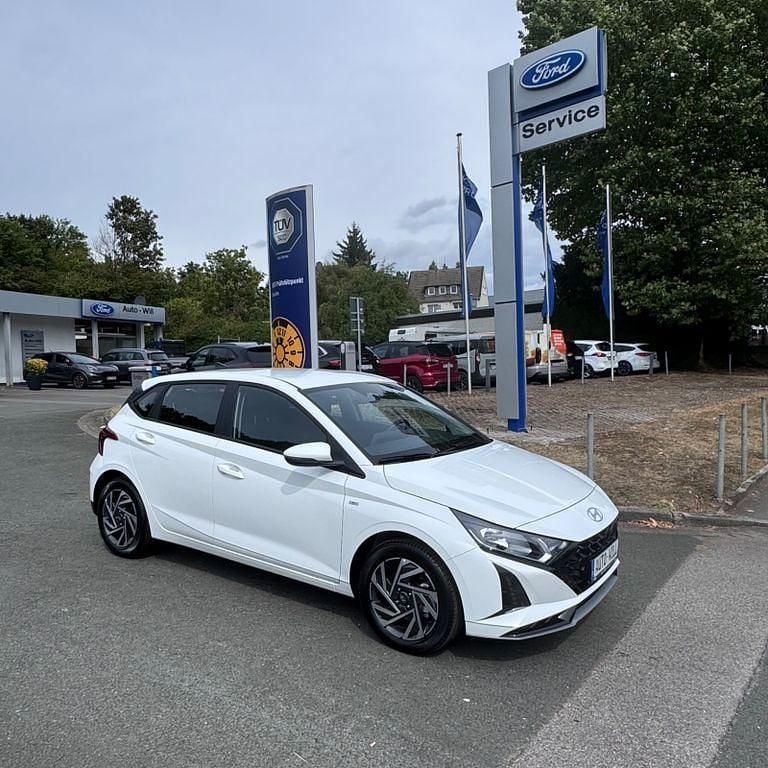 Weiß Neu 2025 Hyundai i20 Comfort Limousine | 19.689 € (Guter Preis) - Bild 1/4