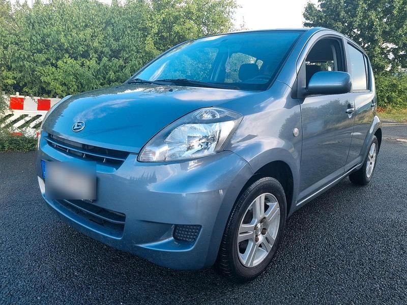 Grau Gebraucht 2009 Daihatsu Sirion Kleinwagen | 2.399 € (Fairer Preis) - Bild 1/4