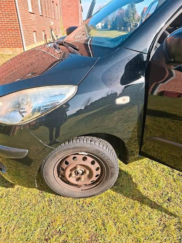 Gebraucht Hyundai i10 69 PS (50 kW) 2011 Schwarz Kleinwagen