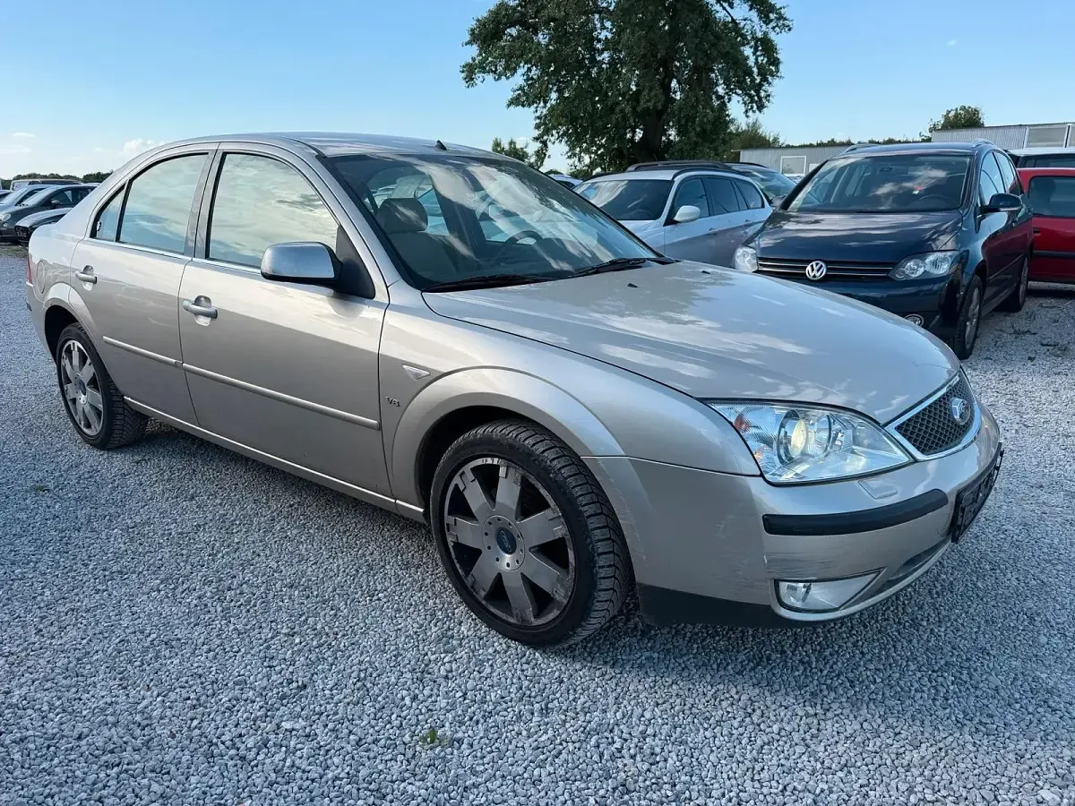 Usado Ford Mondeo Ghia 170 CV (125 kW) 2004 Dorado Berlina