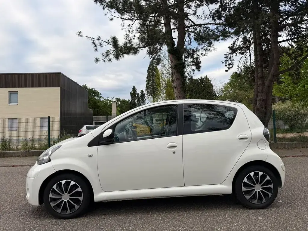 Gebraucht Toyota Aygo Cool 68 PS (50 kW) 2013 Weiß Kleinwagen