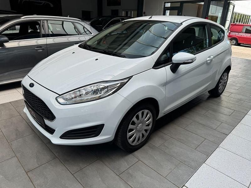 Weiß Gebraucht 2017 Ford Fiesta Trend Kleinwagen | 6.550 € (Fairer Preis) - Bild 1/4