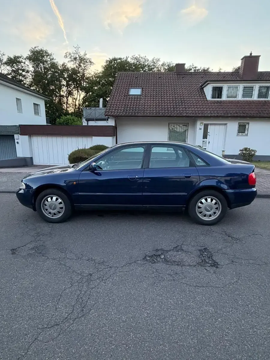 Gebraucht Audi A4 Basis 101 PS (74 kW) 1998 Blau Limousine