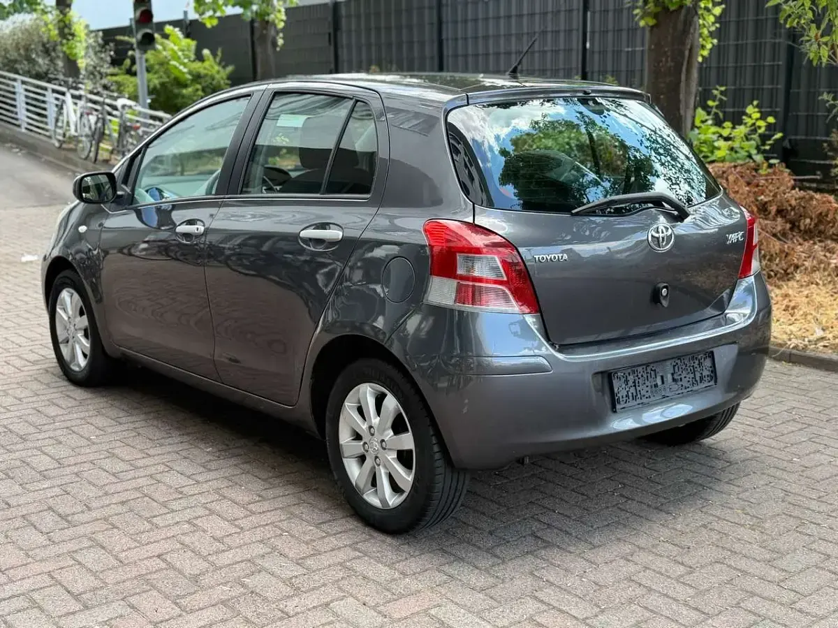 Gebraucht Toyota Yaris Cool 69 PS (50 kW) 2011 Grey metallic Kleinwagen