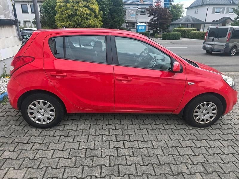 Rot Gebraucht 2012 Hyundai i20 Limousine | 2.550 € (Guter Preis) - Bild 1/4