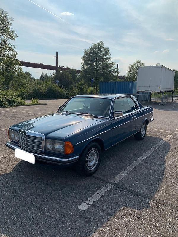 Blau Gebraucht 1980 Mercedes 230 Coupé | 12.700 € - Bild 1/4