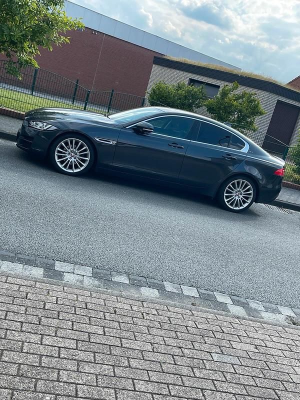 Grau Gebraucht 2017 Jaguar XE Portfolio Limousine | 9.500 € (Superpreis) - Bild 1/4