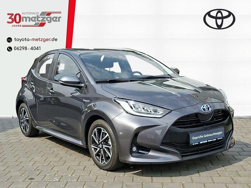 Grau Gebraucht 2021 Toyota Yaris Hybrid Team Limousine | 19.950 € (Fairer Preis) - Bild 1/4