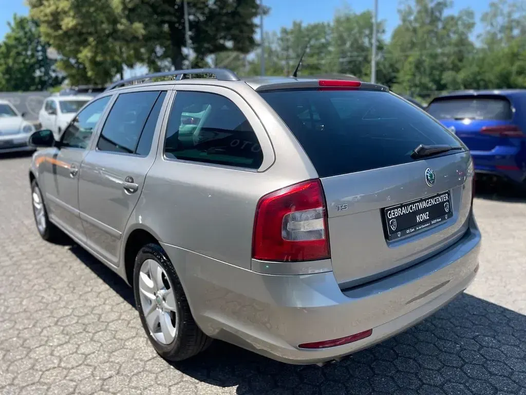 Gebraucht Skoda Octavia Ambiente 122 PS (89 kW) 2011 Grau Kombi