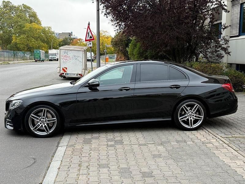 Gebraucht Mercedes E220 AMG 194 PS (142 kW) 2019 Schwarz Limousine