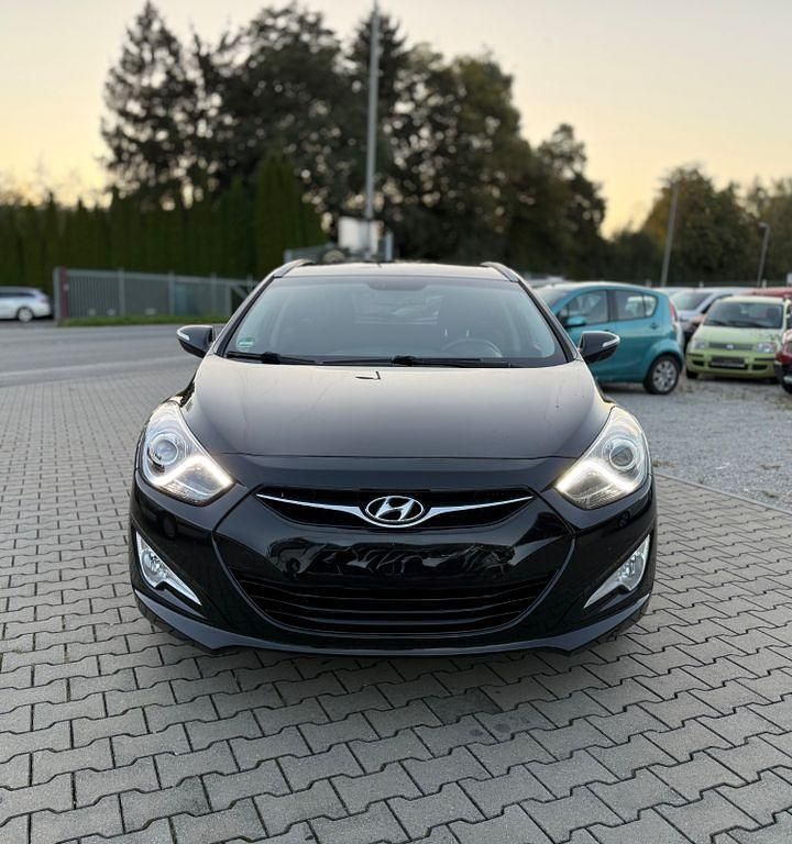 Schwarz Gebraucht 2011 Hyundai i40 Style Kombi | 3.900 € (Fairer Preis) - Bild 1/4