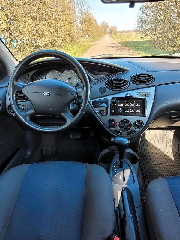 Używany Ford Focus 101 KM (74 kW) 2001 Srebrny Hatchback