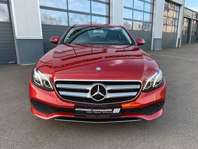 Gebraucht Mercedes E200 Avantgarde 184 PS (135 kW) 2016 Hyazinthrot Limousine
