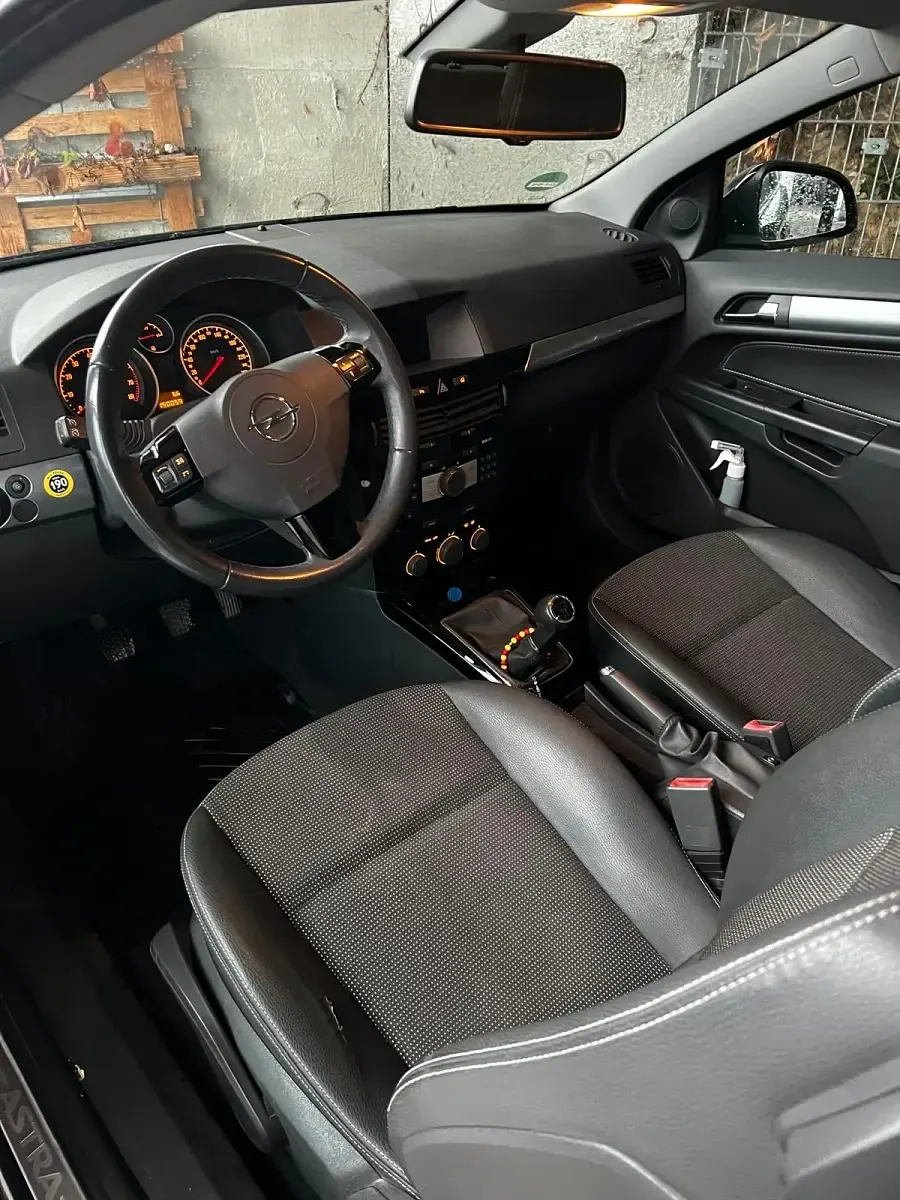 Gebraucht Opel Astra GTC 90 PS (66 kW) 2010 Schwarz Coupé