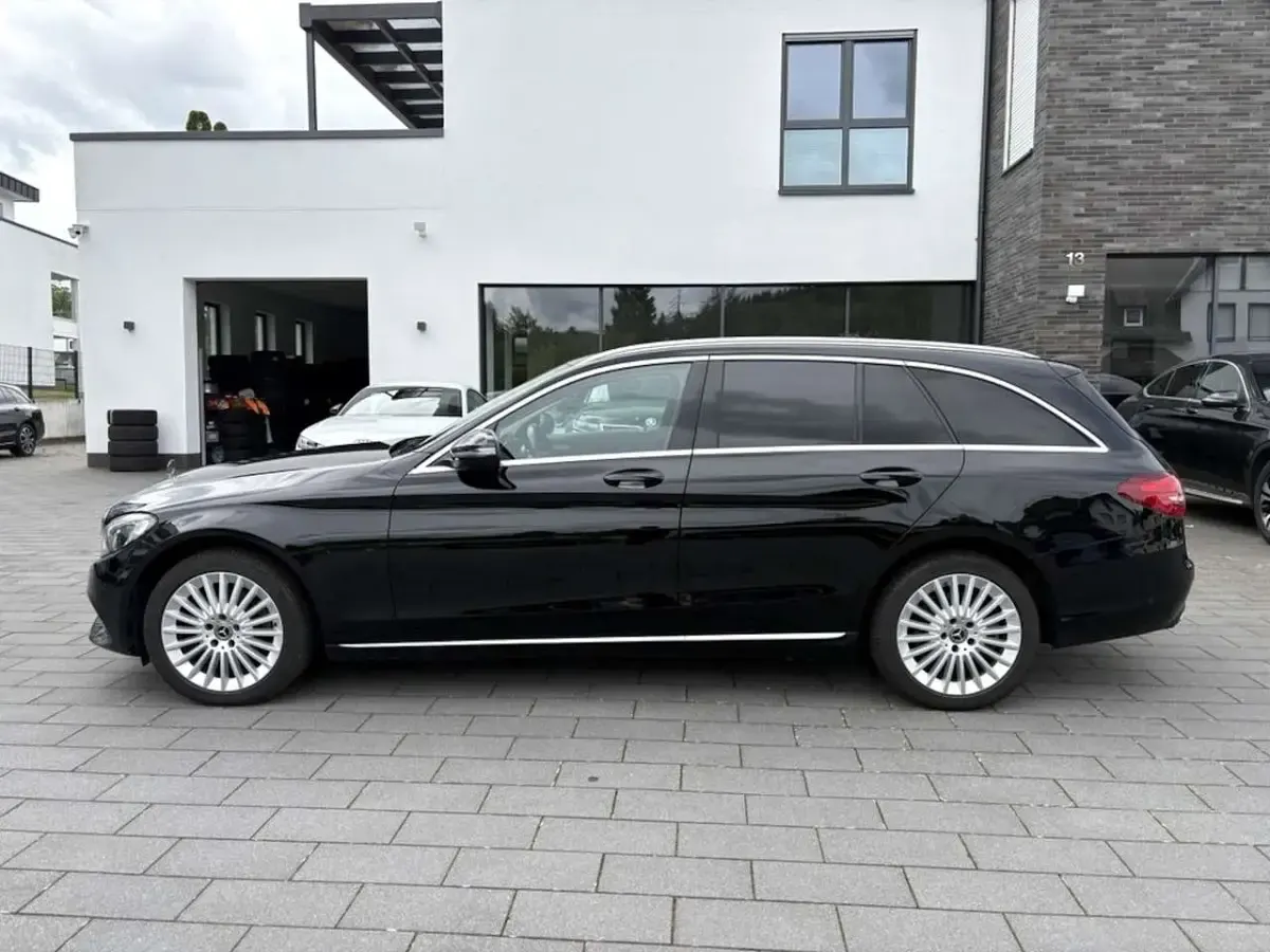 Second-hand Mercedes C220 Avantgarde 170 CP (125 kW) 2017 Negru Break