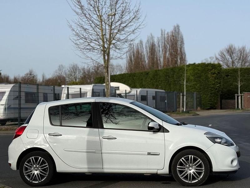 Gebraucht Renault Clio III Dynamique 79 PS (58 kW) 2011 Weiß Limousine