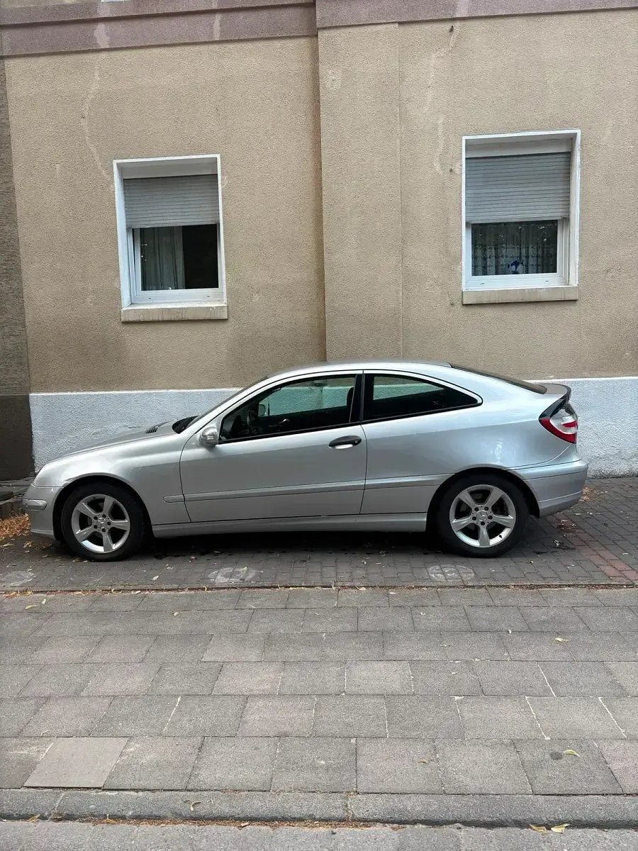 Gebraucht Mercedes C180 136 PS (100 kW) 2005 Silber Coupé