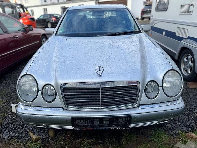 Gebraucht Mercedes E240 Elegance 170 PS (125 kW) 1999 Silber Limousine