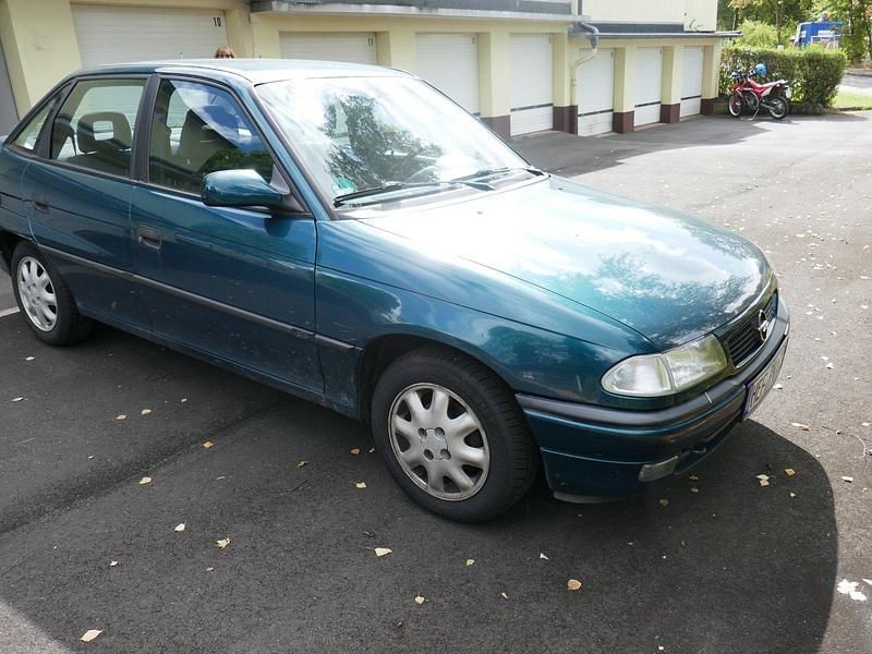 Grün Gebraucht 1997 Opel Astra Limousine | 2.190 € (Etwas zu teuer) - Bild 1/3