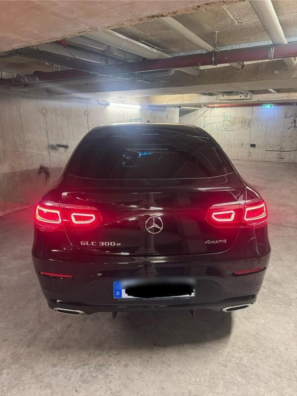 Schwarz Gebraucht 2021 Mercedes GLC300 Coupé | 45.999 € (Fairer Preis) - Bild 1/4