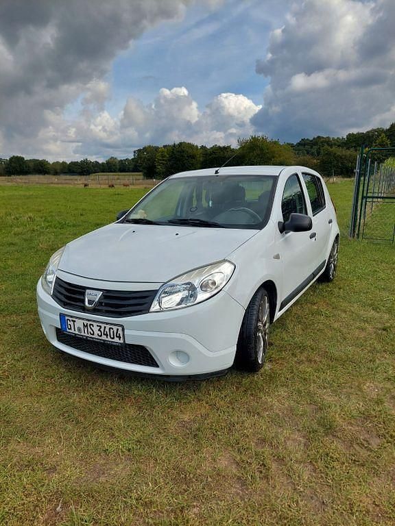 Weiß Gebraucht 2009 Dacia Sandero Kleinwagen | 1.800 € (Fairer Preis) - Bild 1/4