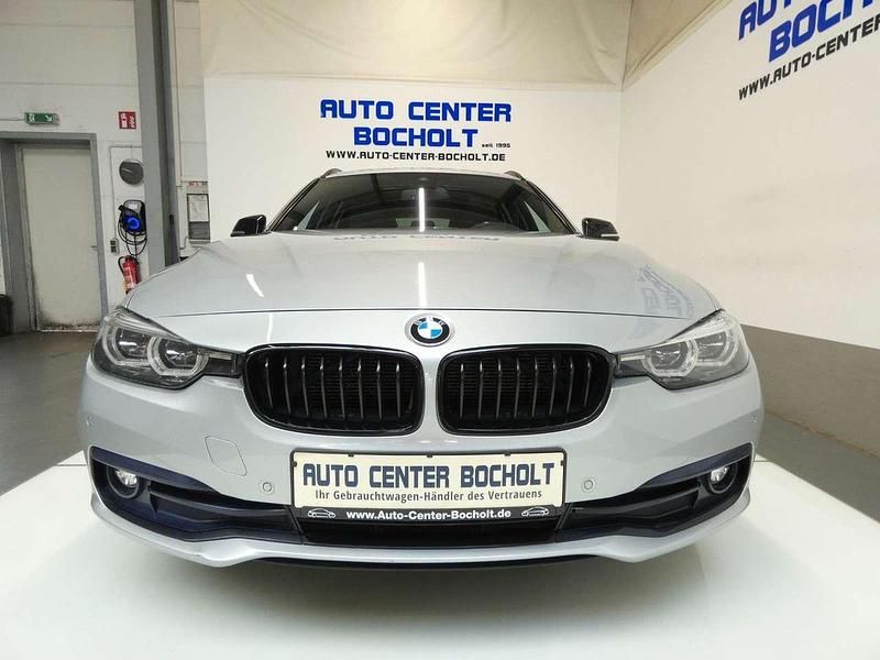 Glaciersilber metallic Gebraucht 2019 BMW 320 Sport Line Kombi | 15.450 € (Guter Preis) - Bild 1/4