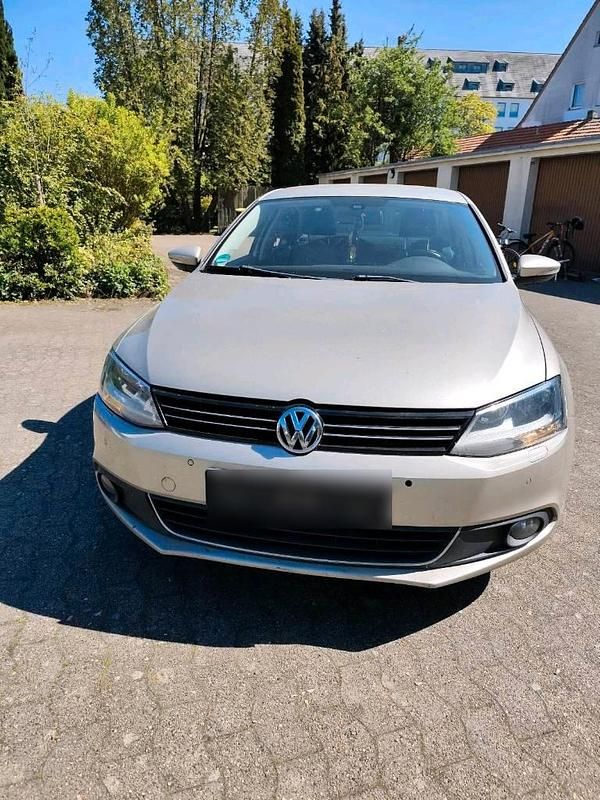 Second-hand VW Jetta 140 CP (102 kW) 2013 Auriu Berlinǎ