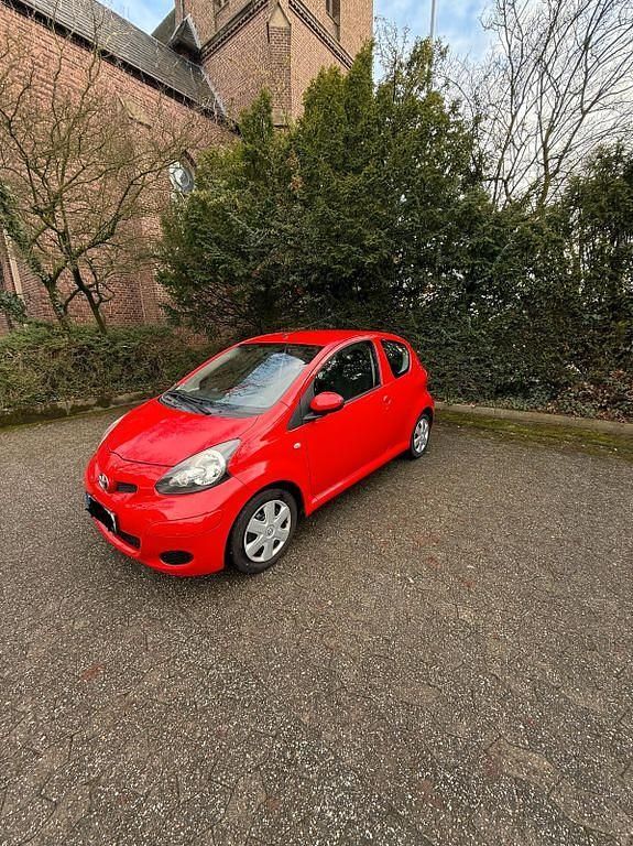 Gebraucht Toyota Aygo 68 PS (50 kW) 2011 Rot Kleinwagen