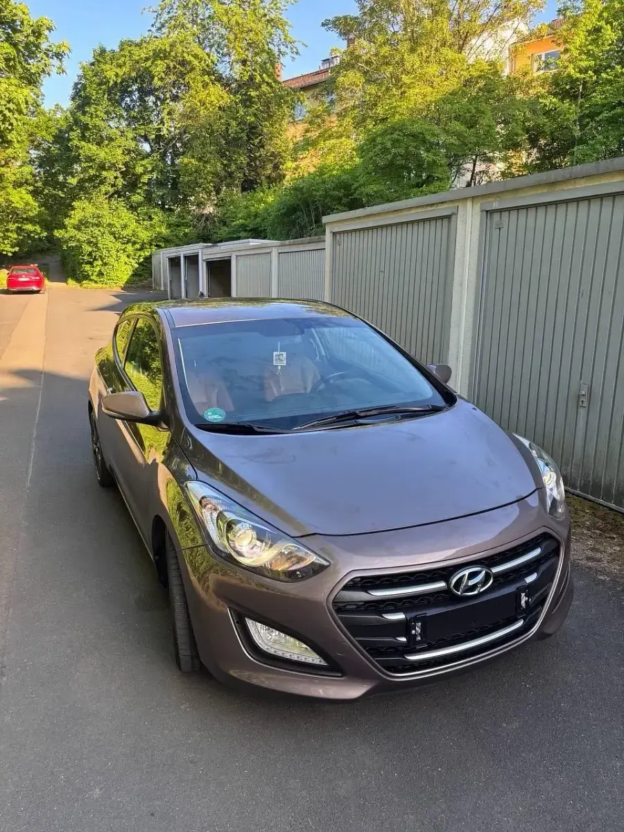 Gebraucht Hyundai i30 128 PS (94 kW) 2013 Braun Kleinwagen