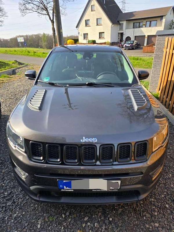 Grau Gebraucht 2017 Jeep Compass Sport SUV | 12.799 € (Fairer Preis) - Bild 1/4