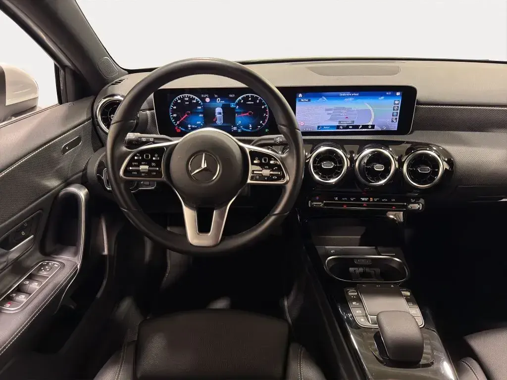 Gebraucht Mercedes A200 Premium 163 PS (119 kW) 2020 Weiß Limousine