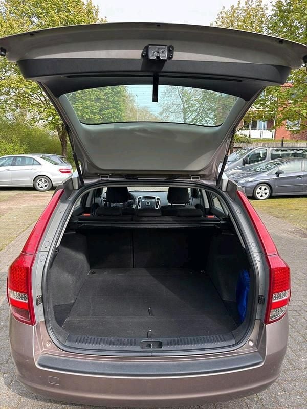 Usado Kia Ceed Spirit 90 CV (66 kW) 2011 Andere farben Utilitario