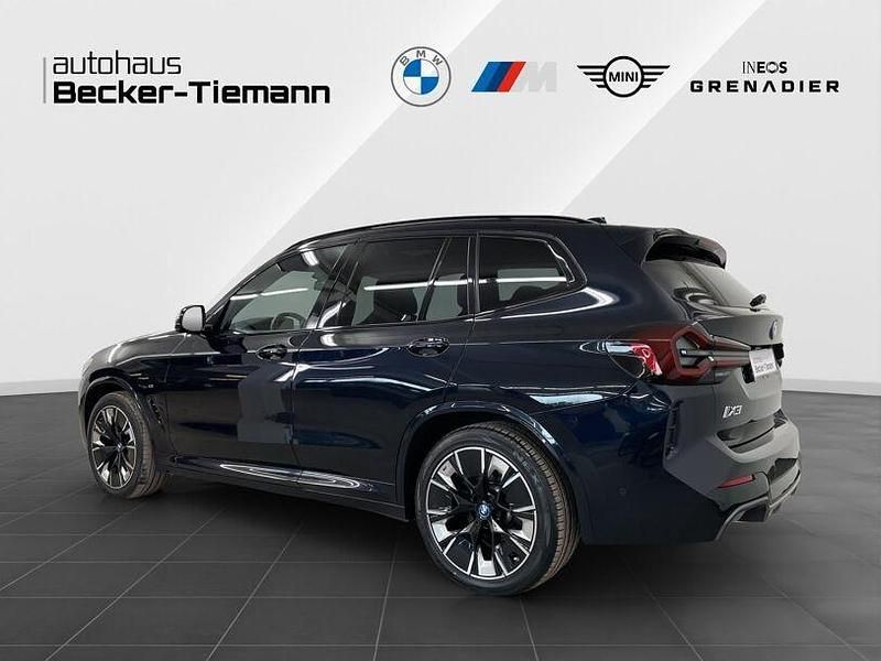 Gebraucht BMW iX3 Impressive 210 kW (286 PS) 2023 M carbonschwarz SUV