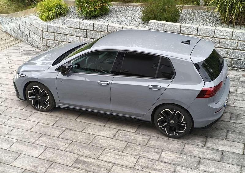 Grau Gebraucht 2025 VW Golf VIII R-line Limousine | 33.000 € (Etwas zu teuer) - Bild 1/4