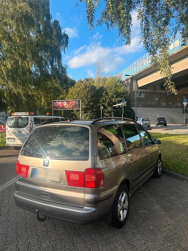 Grau Gebraucht 2005 Seat Alhambra Van / Kleinbus | 3.200 € (Fairer Preis) - Bild 1/4