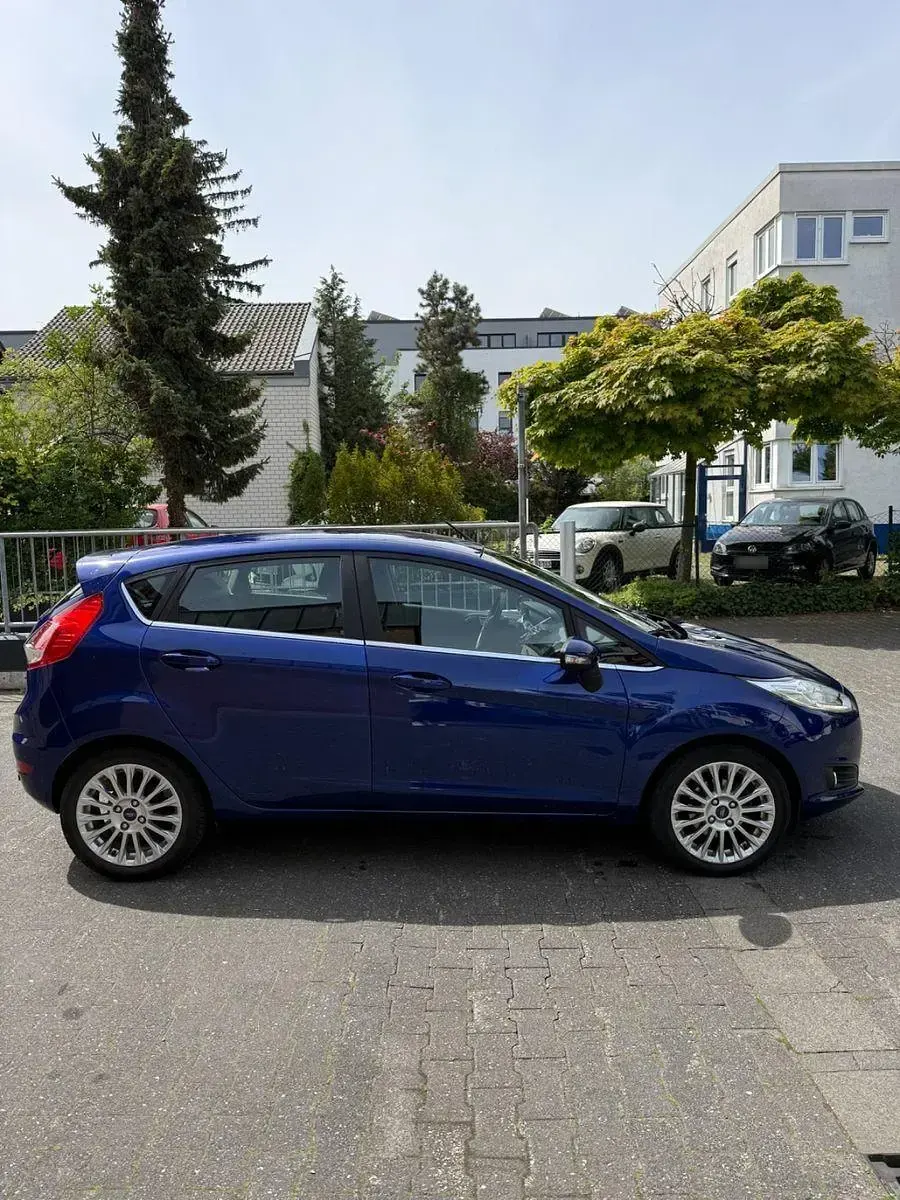 Gebraucht Ford Fiesta Titanium 95 PS (69 kW) 2014 Blau Kleinwagen