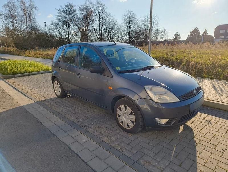 Grau Gebraucht 2003 Ford Fiesta Limousine | 1.590 € (Fairer Preis) - Bild 1/4