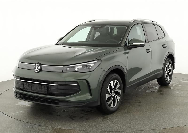 Neu VW Tiguan Life 150 PS (110 kW) 2025 Cipressinogrün metallic SUV