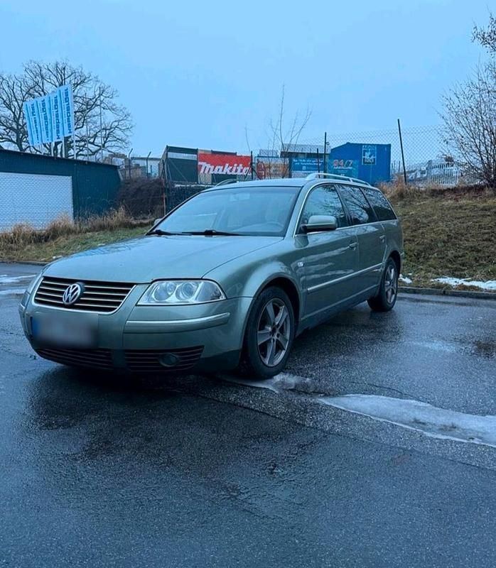 Grün Gebraucht 2002 VW Passat Kombi | 2.600 € (Teuer) - Bild 1/4