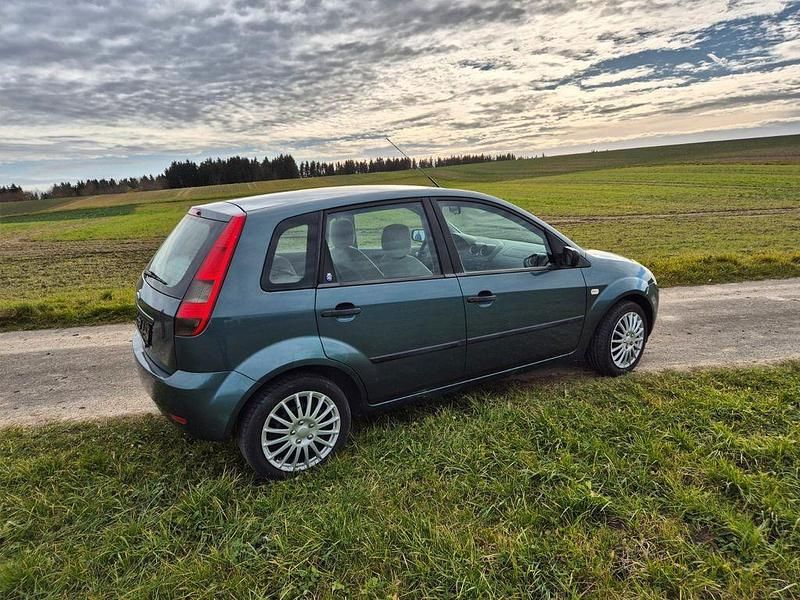 Grün Gebraucht 2003 Ford Fiesta Limousine | 1.400 € (Fairer Preis) - Bild 1/4