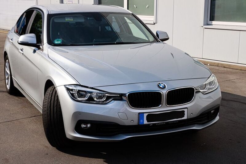 Silber Gebraucht 2015 BMW 340 Advantage Limousine | 26.600 € - Bild 1/4