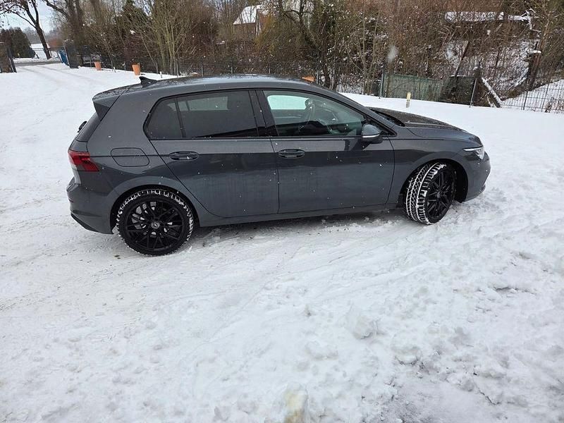 Gebraucht VW Golf VIII Life 131 PS (96 kW) 2022 Grau Limousine