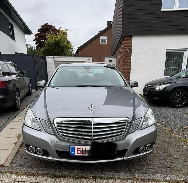 Silber Gebraucht 2010 Mercedes E250 Limousine | 6.700 € (Superpreis) - Bild 1/4