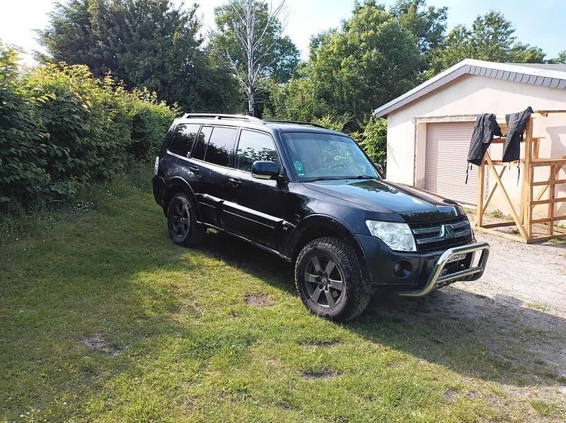 Schwarz Gebraucht 2007 Mitsubishi Pajero Instyle SUV | 5.999 € (Etwas zu teuer) - Bild 1/4
