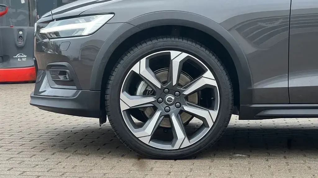 Gebraucht Volvo V60 CC Ultimate 197 PS (144 kW) 2023 Grau Kombi