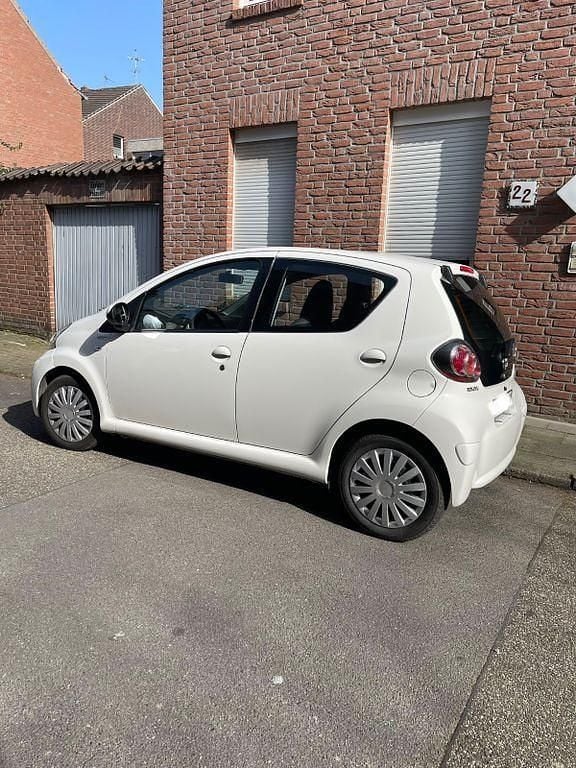 Gebraucht Toyota Aygo Cool 68 PS (50 kW) 2014 Weiß Kleinwagen