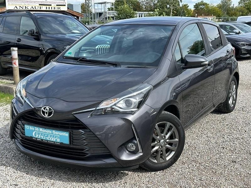 Grau Gebraucht 2019 Toyota Yaris Club Kleinwagen | 13.490 € (Fairer Preis) - Bild 1/4